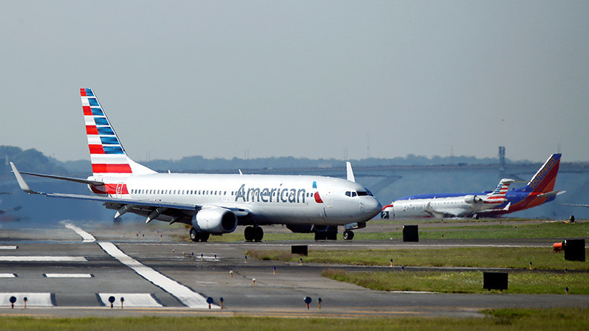 Una azafata de American Airlines se toma 'selfis' con un iPhone robado a una pasajera