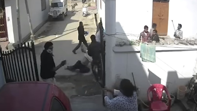 VIDEO: Le pegan una paliza brutal hasta que aparece su esposa y dispara un revólver