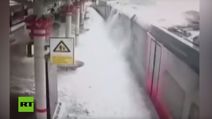 VIDEO: Un alud de nieve cae violentamente sobre un andén ferroviario en Moscú