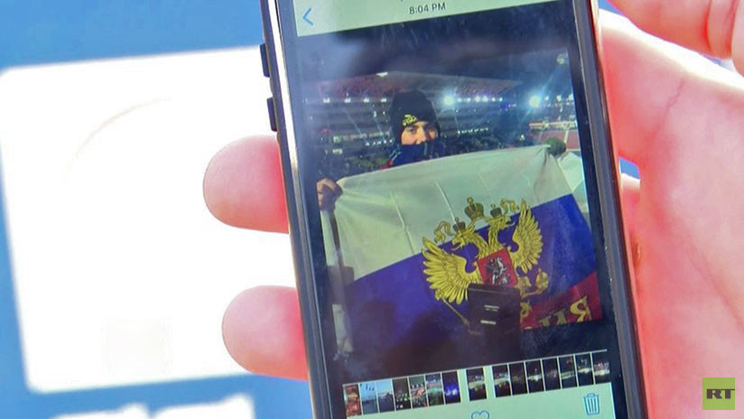 Un hincha de EE.UU. posa con la bandera rusa durante la apertura de los JJ.OO. y se hace viral
