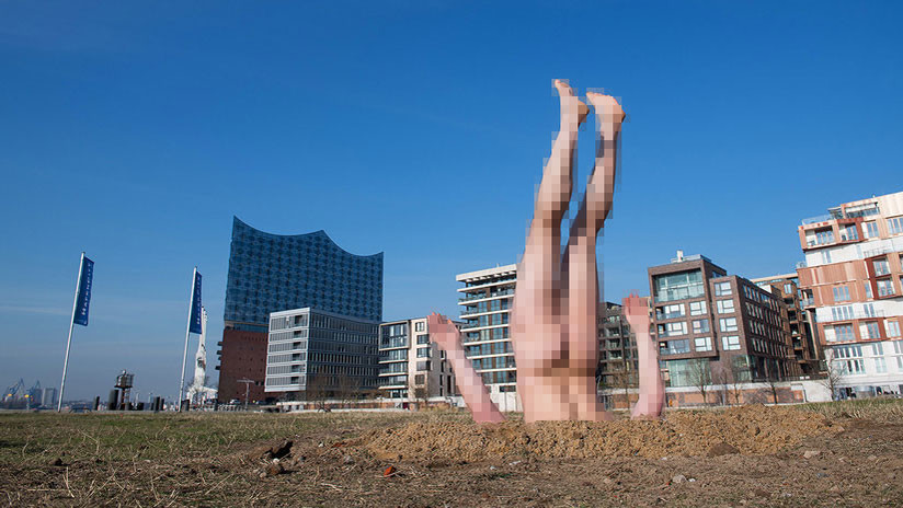 Un artista conceptual ruso 'se planta' desnudo y boca abajo en Alemania y causa revuelo en la Red