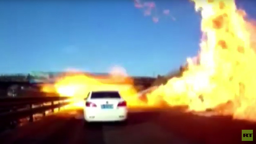 VIDEO: Autopista china se convierte en un infierno de fuego por un derrame de gas