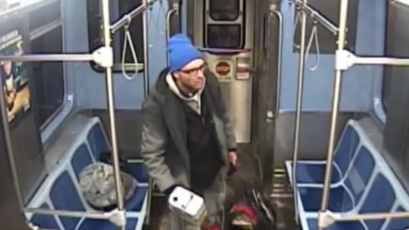 Un vagabundo se prende fuego en un tren de Chicago mientras es detenido por dos policías (VIDEO) 