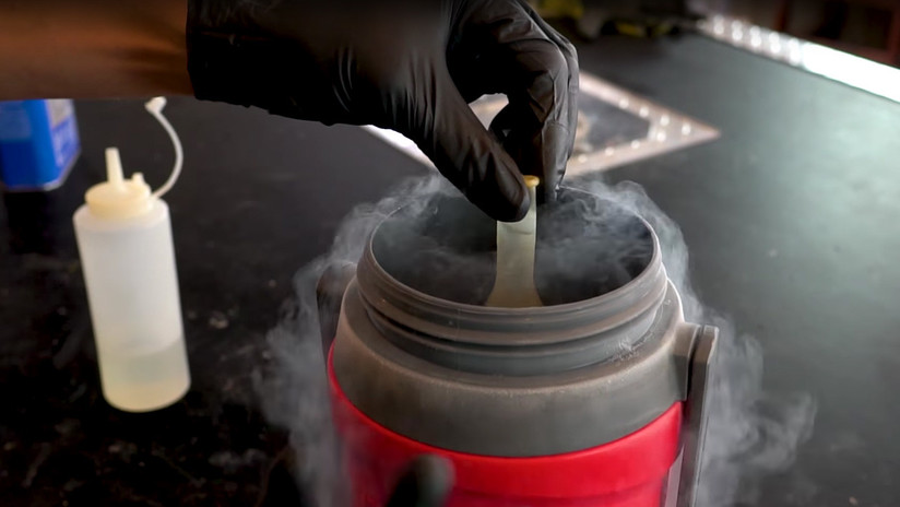 VIDEO: Congela acetona con nitrógeno líquido y esto es lo que sucede