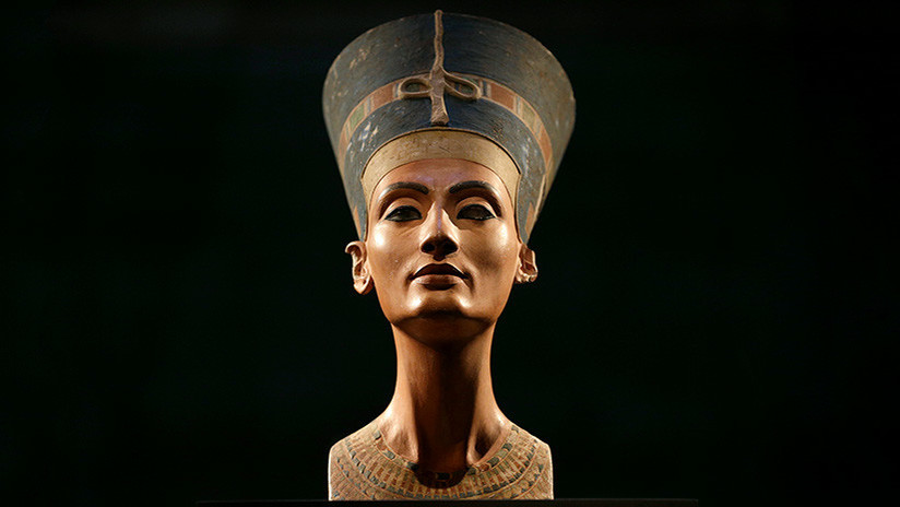 FOTO: Un busto de la reina Nefertiti mostrado en un documental causa indignación en la Red