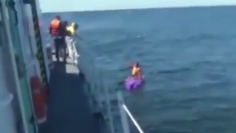 VIDEO: Buque de la Armada argentina rescata a un kayakista que pasó 2 días a la deriva en el océano