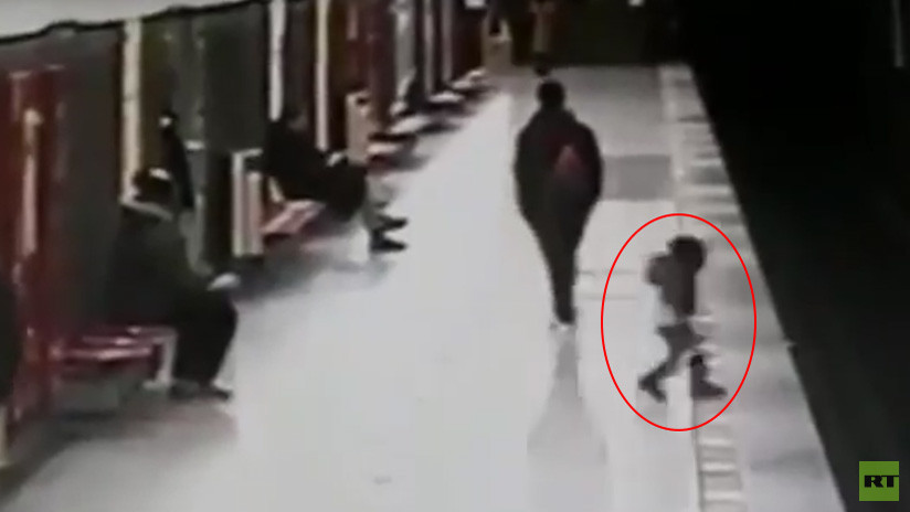 VIDEO IMPACTANTE: Un niño de dos años cae a las vías del metro de Milán