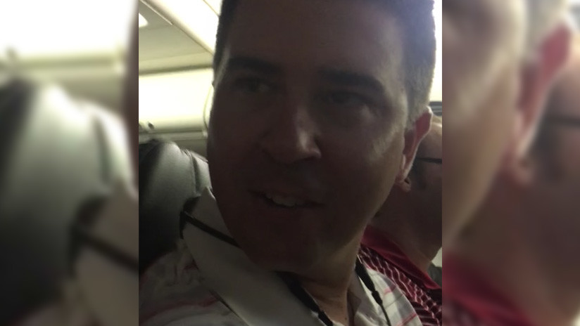 "¿Qué?'": Un hombre se entera del embarazo de su esposa a través del anuncio del piloto en un avión
