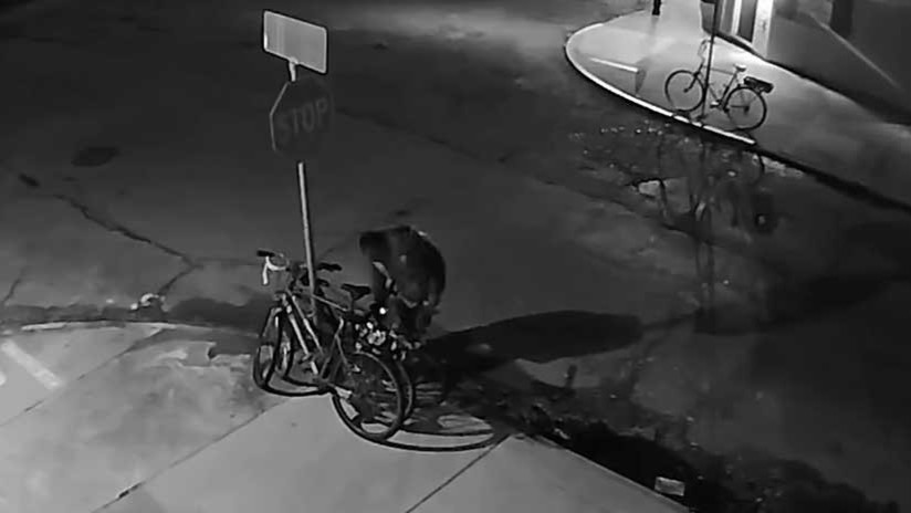 Paciencia y dedicación: Un ladrón desmonta una señal de tránsito para robarse una bicicleta (VIDEO)