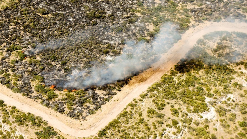 "Tremendo humo": Arden pastizales en Argentina (FOTOS)