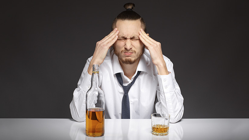 Consumir alcohol en exceso aumenta el riesgo de padecer demencia temprana 