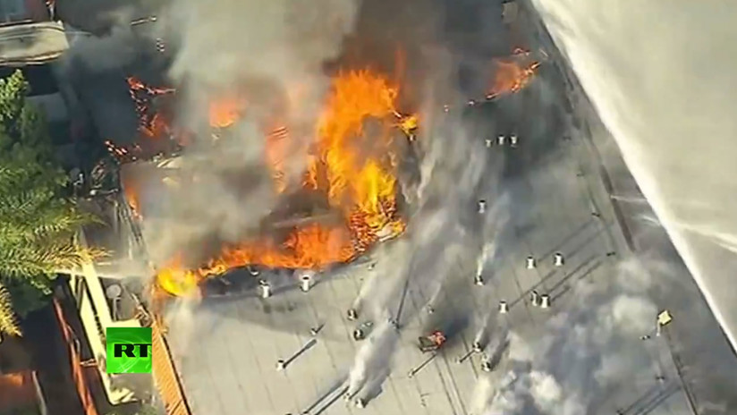 VIDEO: Bomberos tratan de apagar un fuego en un complejo de apartamentos de Los Ángeles 