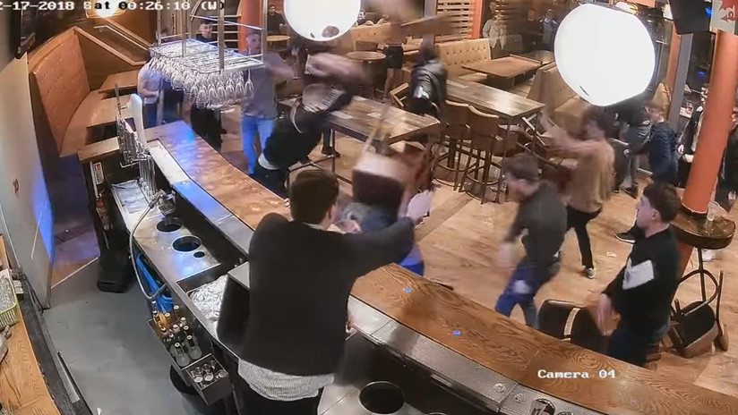 Patadas en la cabeza y sillas volando: graban una brutal pelea masiva en pub británico (VIDEO)