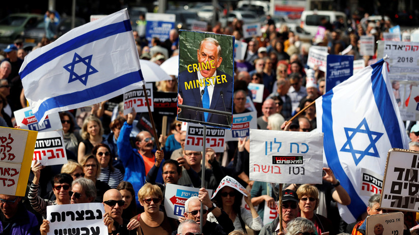 'Bibi, vete a casa': Cientos de israelíes protestan contra Netanyahu por acusaciones de corrupción