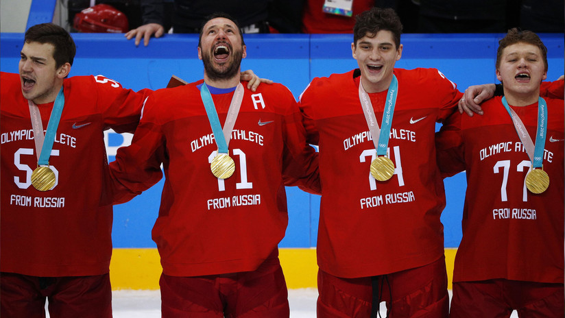 El triunfador equipo ruso de hockey sobre hielo canta el himno nacional a pesar de las prohibiciones