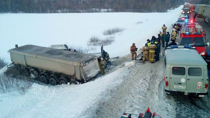 FUERTES IMÁGENES: Nueve muertos en una colisión entre un camión y un microbús en Rusia 