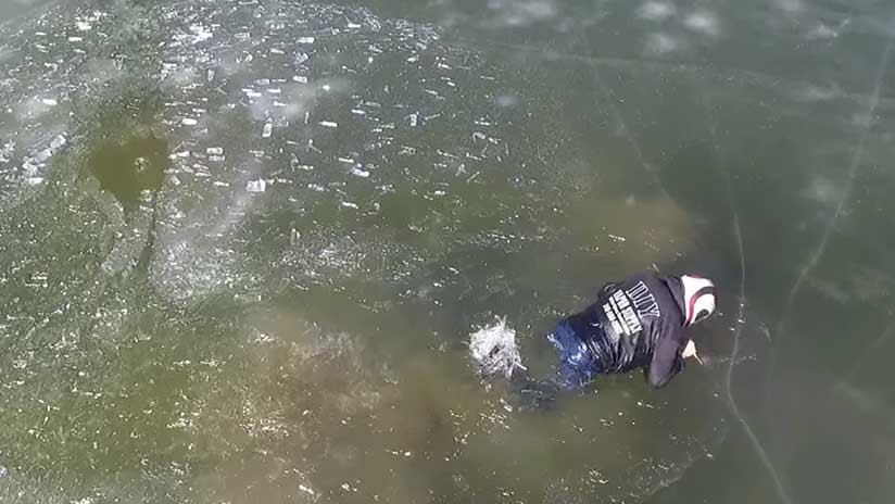 El dramático momento en que un hombre se hunde en un lago helado en su motonieve (VIDEO)