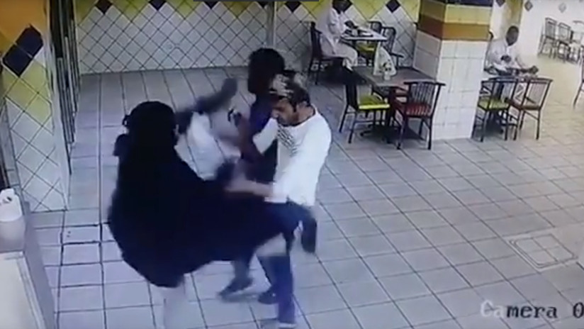VIDEO: Mujer descontenta lanza una patada 'a lo Mortal Kombat' al empleado de un restaurante saudita