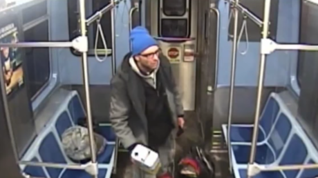 Un vagabundo se prende fuego en un tren de Chicago mientras es detenido por dos policías (VIDEO)