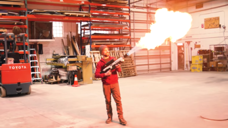 VIDEO: Así se convierte un rifle neumático en el lanzallamas 'antizombi' de Musk