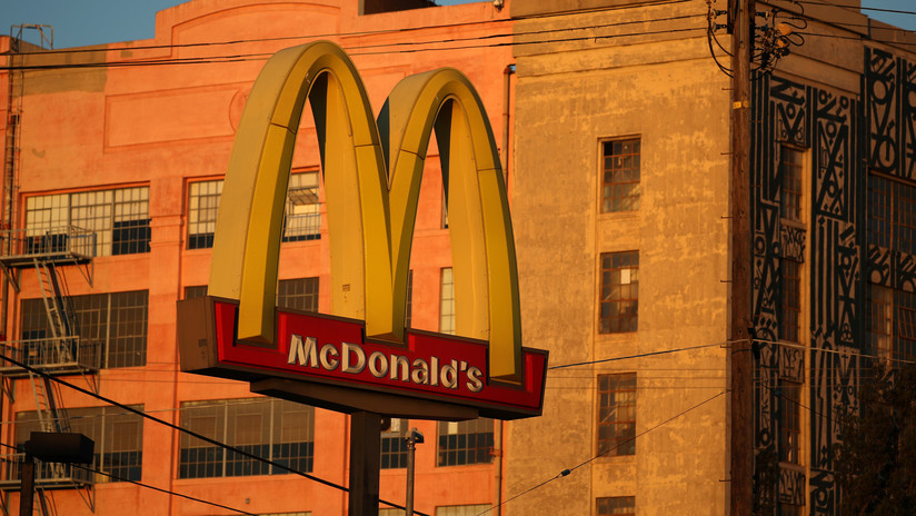 VIDEO: Un cliente es expulsado de McDonald's por invitar a un sintecho a comer