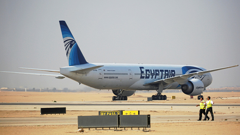 Un desconocido intenta irrumpir en la cabina del piloto en un vuelo a El Cairo