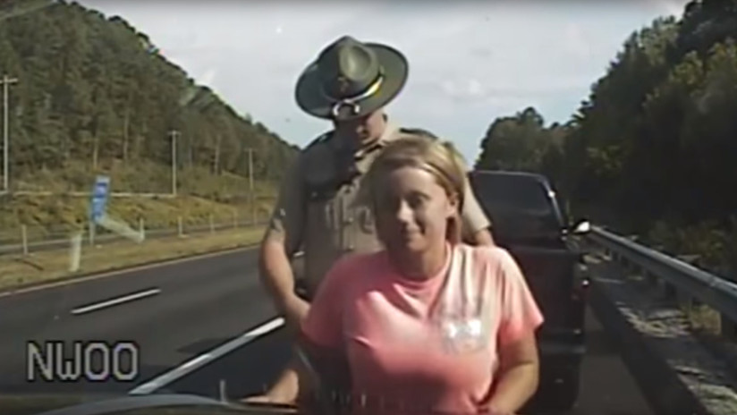 VIDEO: Un policía de tránsito "mete los dedos en la ropa interior" de una conductora detenida