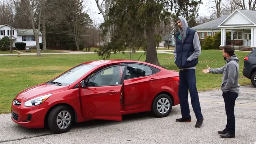 VIDEO: Así es como un joven basquetbolista de 2,31 metros entra en un auto compacto