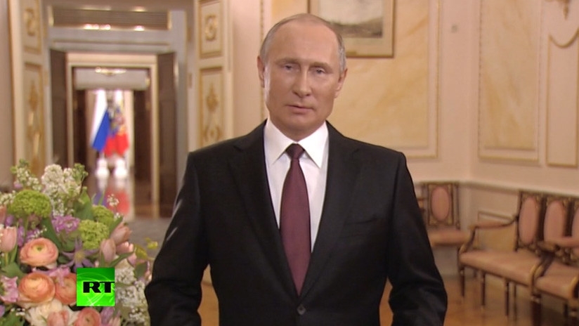 "Nos conquista el alma femenina": Putin recita un poema por el Día Internacional de la Mujer
