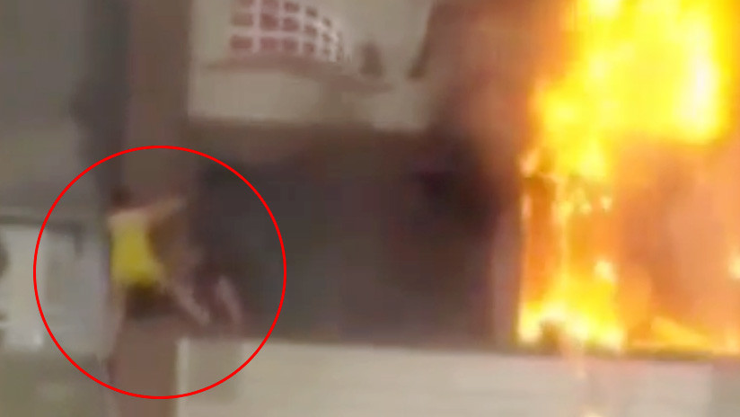 FUERTES IMÁGENES: Una mujer cae desde un quinto piso mientras escapaba de un incendio