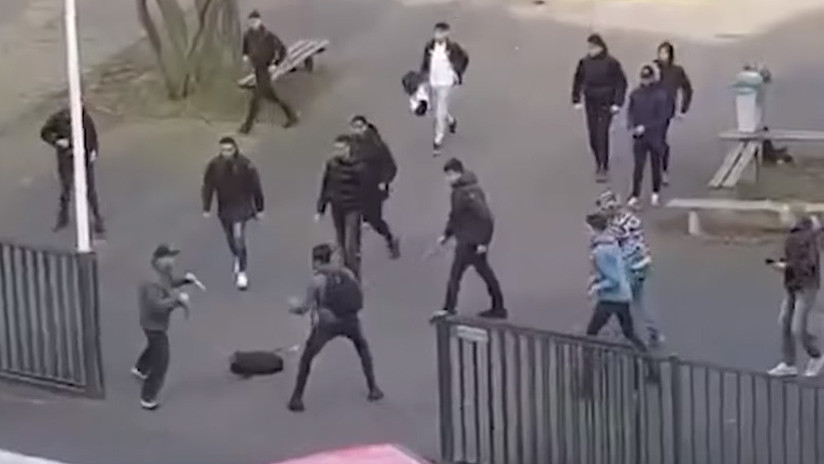 VIDEO: Estudiantes enfrentan osadamente a un hombre violento armado con 2 cuchillos