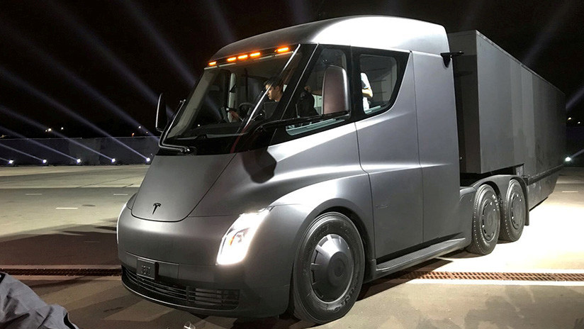 FOTO: El camión eléctrico Tesla Semi realiza su primera entrega