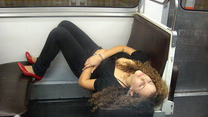 Una mujer se duerme en autobús y sufre una consecuencia inesperada (VIDEO)