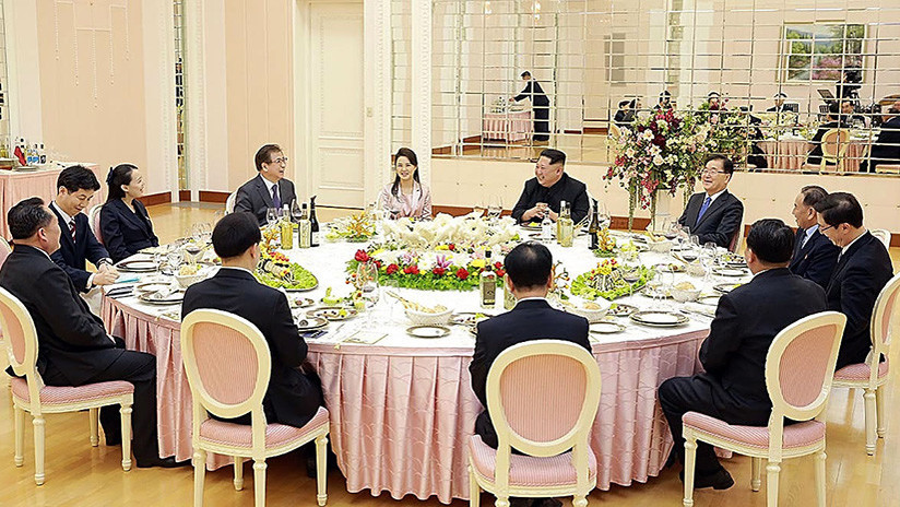 Kim Jong-un se burla de sí mismo en una cena con la delegación surcoreana