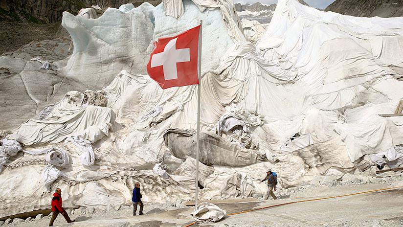 ¿Por qué cubren con sábanas este glaciar suizo?