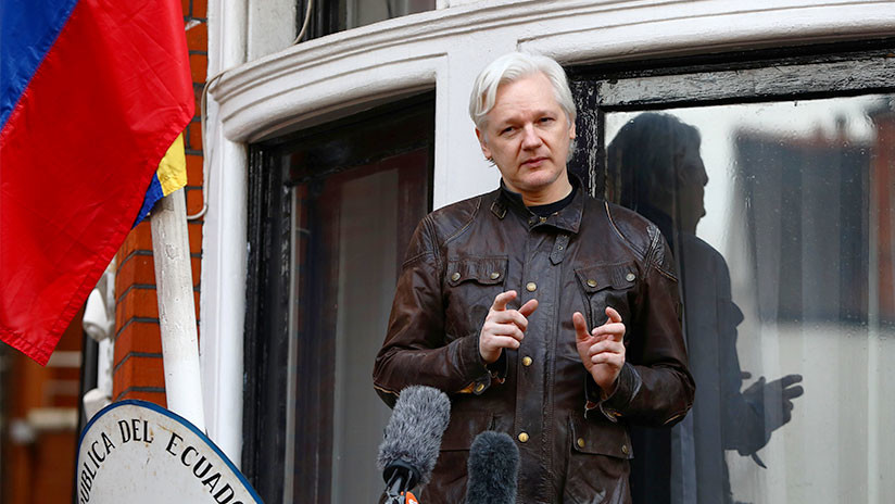  "Es todo por tu culpa": Assange replica con ironía  en Twitter al ex Fiscal General de Obama