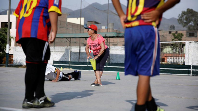 Conoce a 'La Vieja', la entrenadora más longeva de Perú 