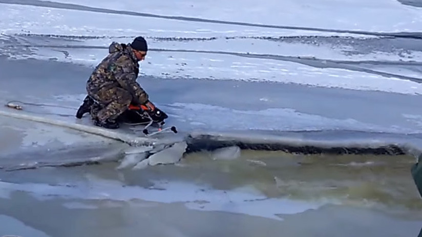 VIDEO: Pescadores rusos huyen de una ola destructiva que rompe el hielo a su paso