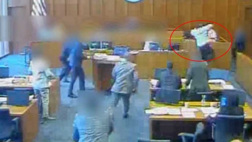FUERTE VIDEO: Abaten a tiros a un gángster que se lanzó sobre un testigo en un tribunal