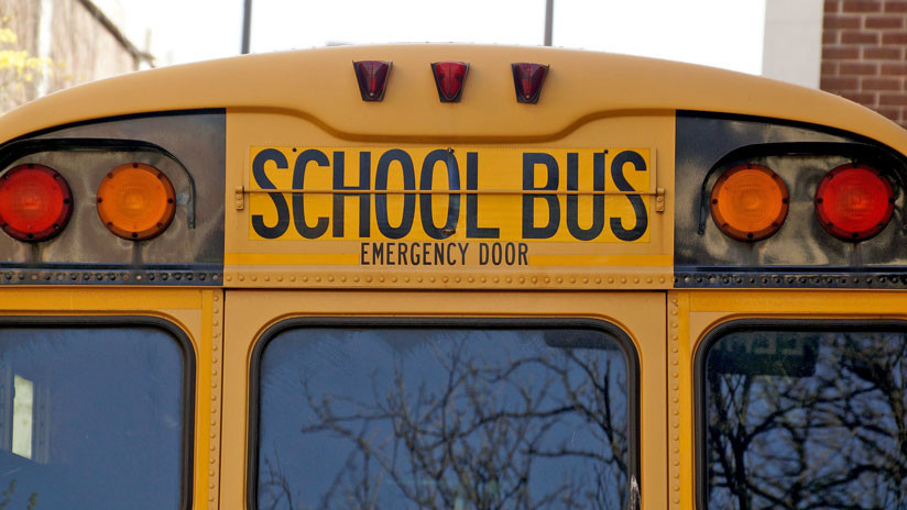 Un muerto y varios heridos al caer un autobús escolar por un barranco en Alabama