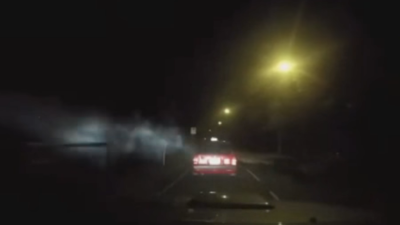 VIDEO: Un "ataque demoníaco" saca un coche en marcha de la carretera