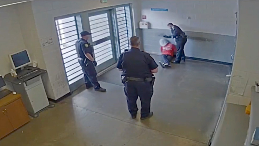 FUERTE VIDEO: Un agente en EE.UU. golpea en la cabeza a un detenido esposado