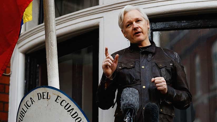 "May está en una posición difícil": La opinión de Assange sobre expulsión de los diplomáticos rusos