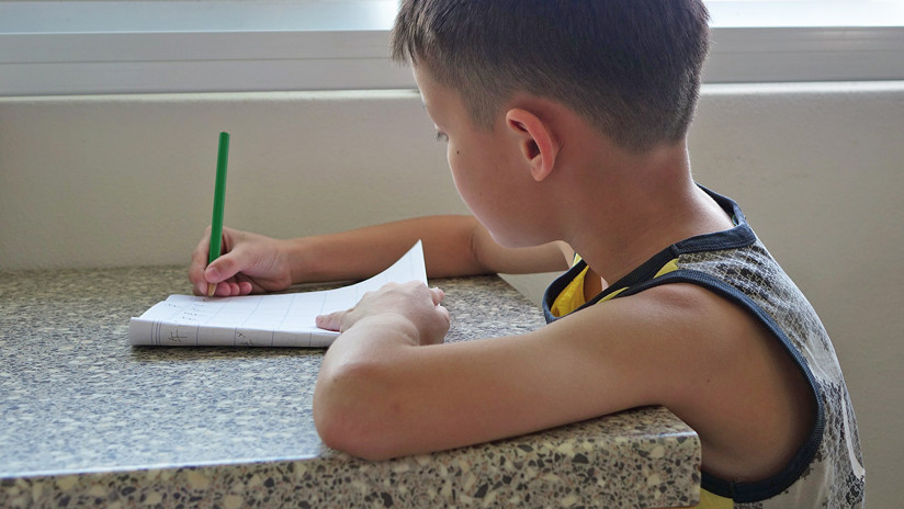 FOTOS: Niño se lleva sus deberes escolares al estadio para no perderse un partido