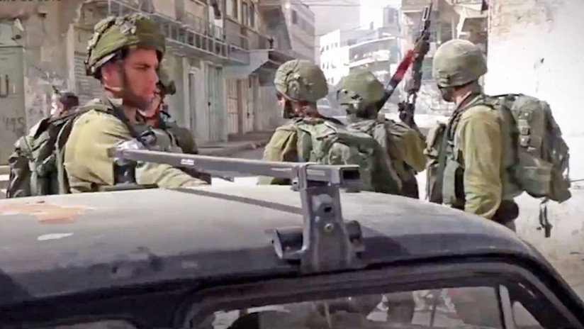 VIDEO: Soldados israelíes requisan el coche de una familia palestina para usarlo de barricada