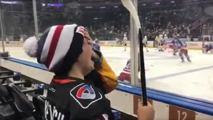Lágrimas de alegría: emotivo encuentro de un jugador de hockey con un fan especial (VIDEOS, FOTO)