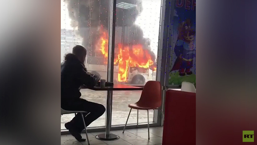 VIDEO: Un joven disfruta de un café a pocos pasos de un autobús en llamas