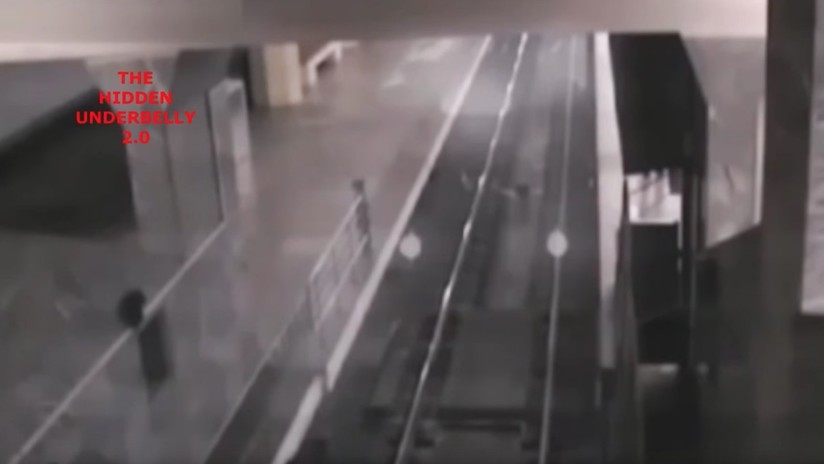 VIDEO: Publican imágenes de un "tren fantasma" que 'recoge pasajeros' en una estación