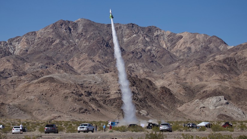 VIDEO: Un terraplanista logra su primer vuelo en un cohete casero 