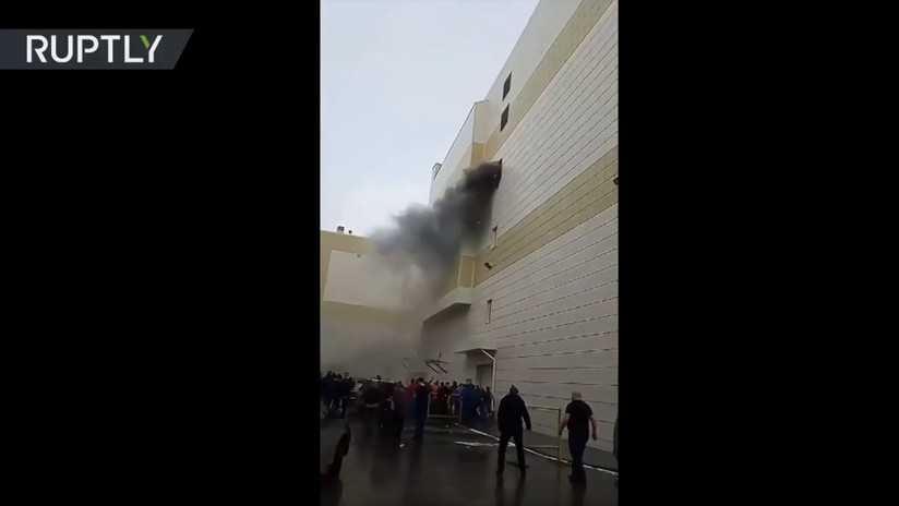FUERTES VIDEOS: Víctimas saltan por las ventanas para huir del incendio en un centro comercial ruso